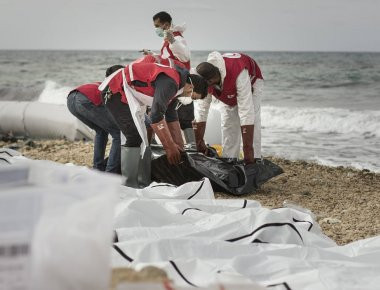 Σοκαριστικές εικόνες από τη Λιβύη: Οι σοροί 74 προσφύγων ξεβράστηκαν στις ακτές της Ζαουίγια